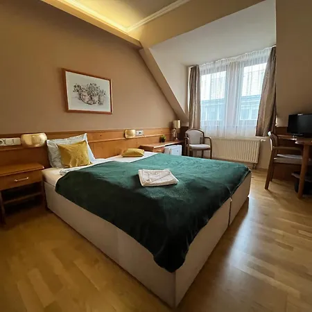 Wagner Vendegudvar Panzio 3* ソンバトヘイ